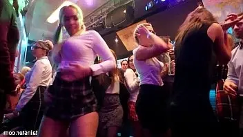 Две нимфетка отрываются в клубе на секс вечеринке