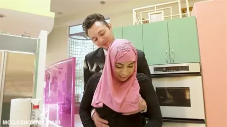 Секс с сиськастой падчерицей в хиджабе
